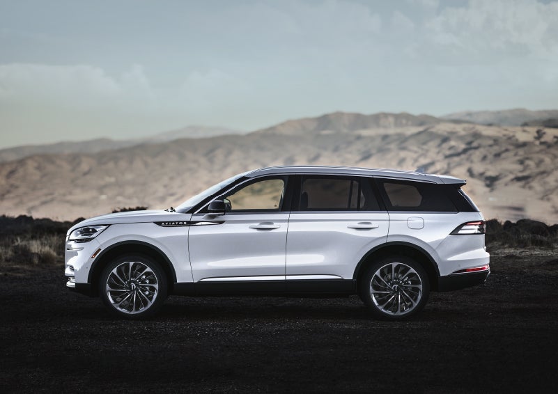 A Lincoln Aviator® SUV is parked on a scenic mountain overlook | Korum Lincoln in Puyallup WA