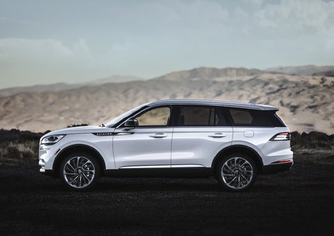 A Lincoln Aviator® SUV is parked on a scenic mountain overlook | Korum Lincoln in Puyallup WA