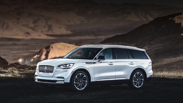 A 2024 Lincoln Aviator® SUV is parked at a mountain overlook | Korum Lincoln in Puyallup WA