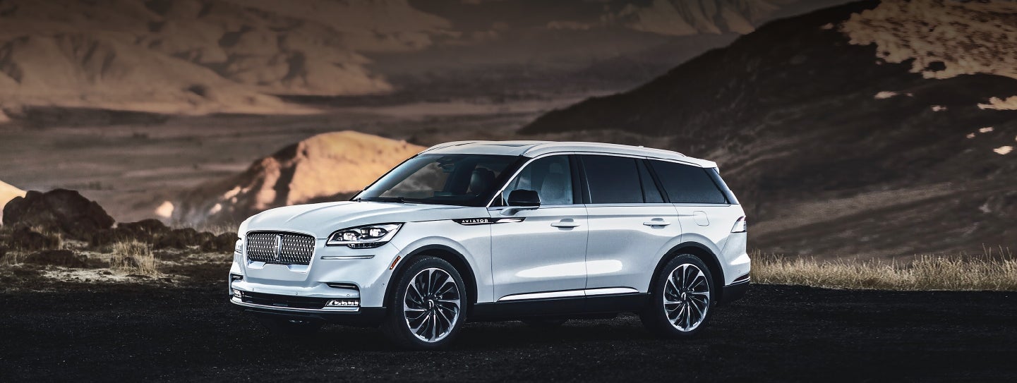 A 2024 Lincoln Aviator® SUV is parked at a mountain overlook | Korum Lincoln in Puyallup WA
