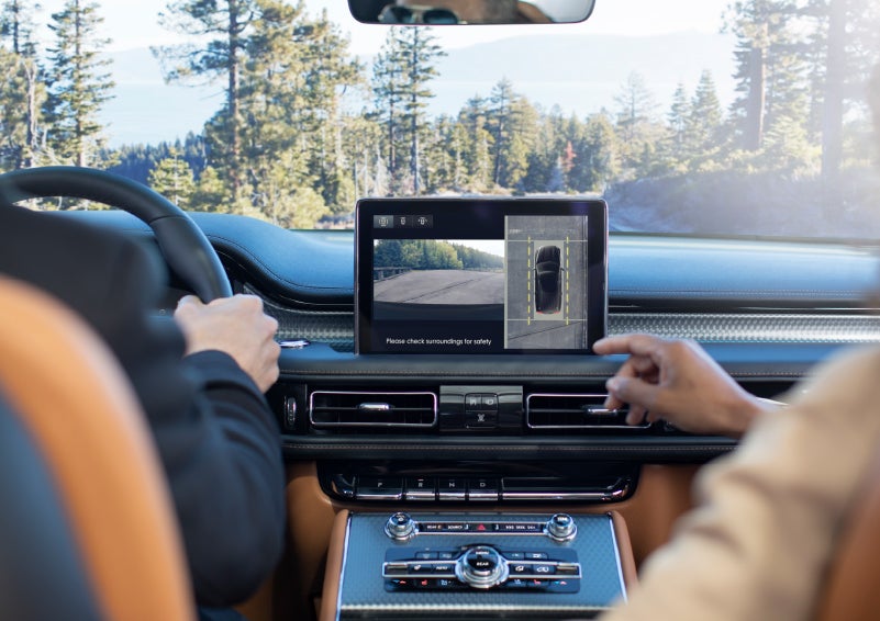 The available 360-Degree Camera shows a bird's-eye view of a Lincoln Aviator® SUV | Korum Lincoln in Puyallup WA
