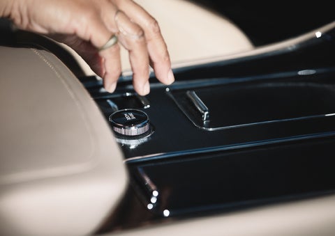 A hand reaching for the Lincoln Drive Modes knob of a 2024 Lincoln Aviator® SUV | Korum Lincoln in Puyallup WA