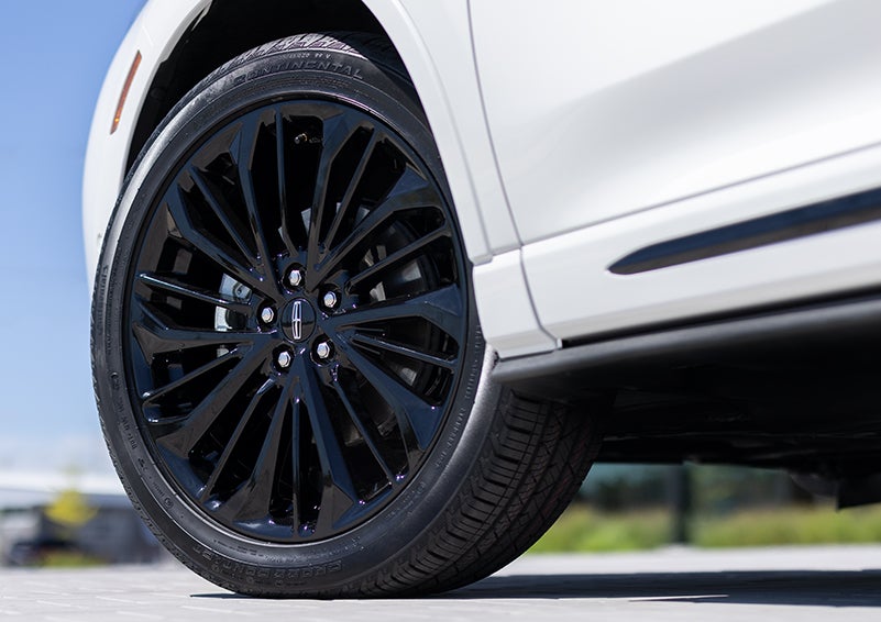 The stylish blacked-out 20-inch wheels from the available Jet Appearance Package are shown. | Korum Lincoln in Puyallup WA