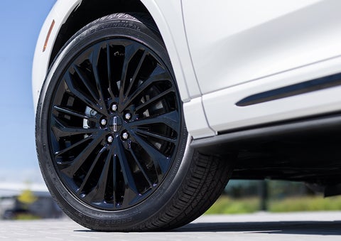 The stylish blacked-out 20-inch wheels from the available Jet Appearance Package are shown. | Korum Lincoln in Puyallup WA