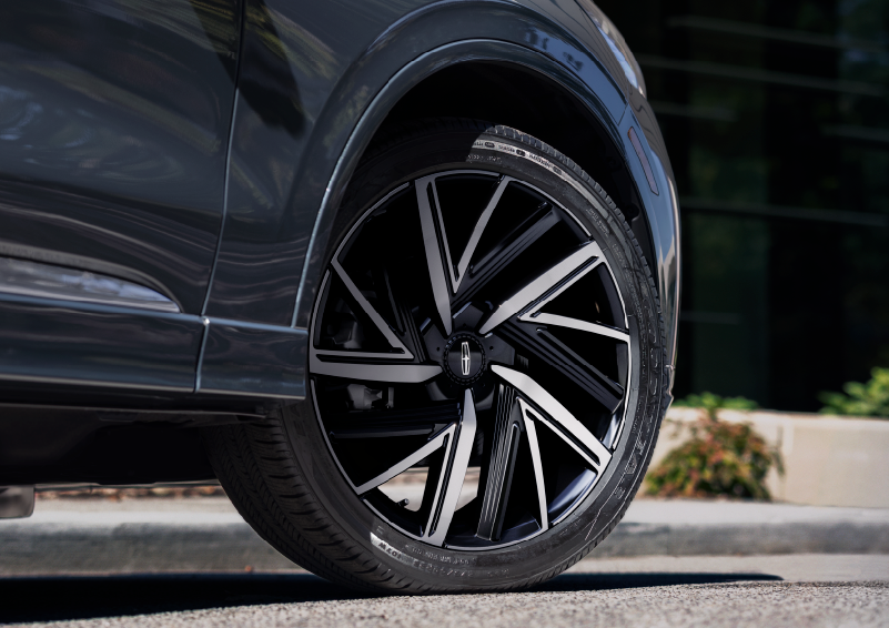 The rim of the 2025 Lincoln Aviator® SUV is shown slightly angled out. | Korum Lincoln in Puyallup WA