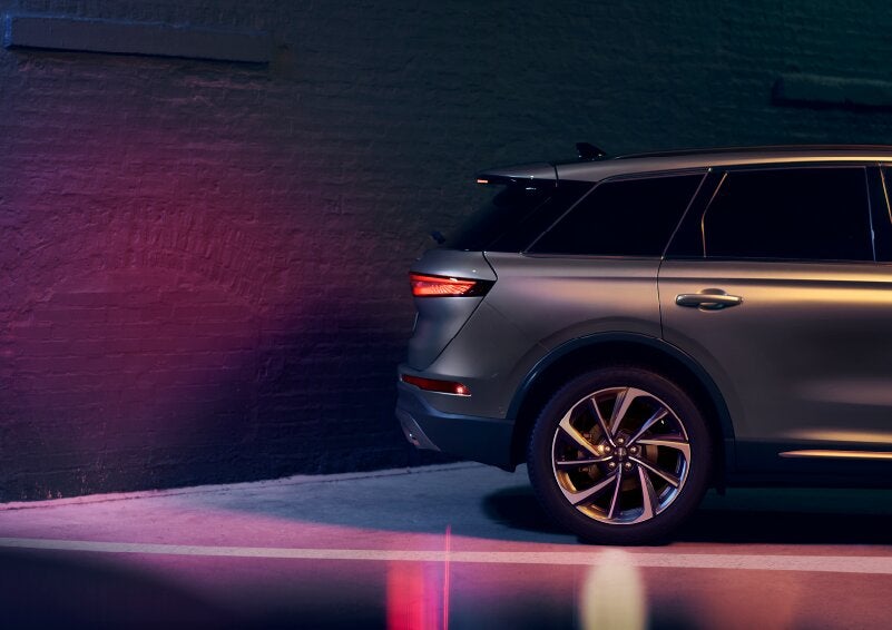 A dramatization of a 2025 Lincoln Corsair® SUV is shown backing up toward a wall. | Korum Lincoln in Puyallup WA