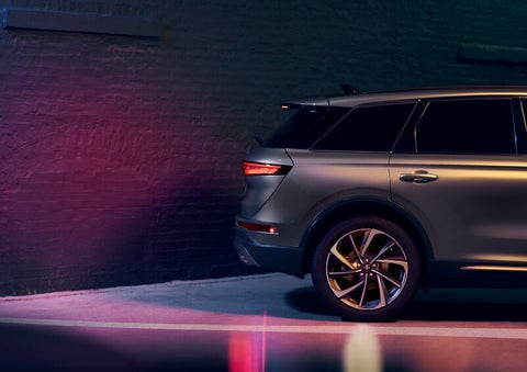 A dramatization of a 2025 Lincoln Corsair® SUV is shown backing up toward a wall. | Korum Lincoln in Puyallup WA