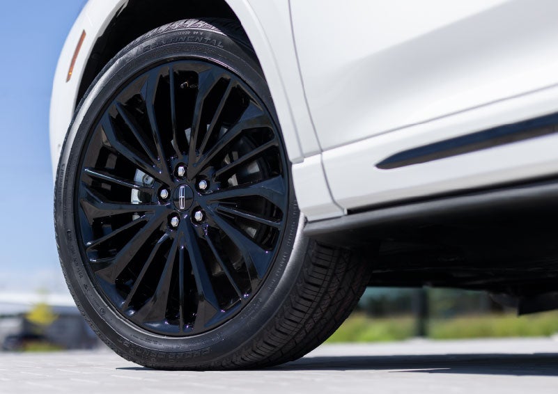 A stylish 20-inch black aluminum wheel of the available Jet Appearance Package is shown. | Korum Lincoln in Puyallup WA