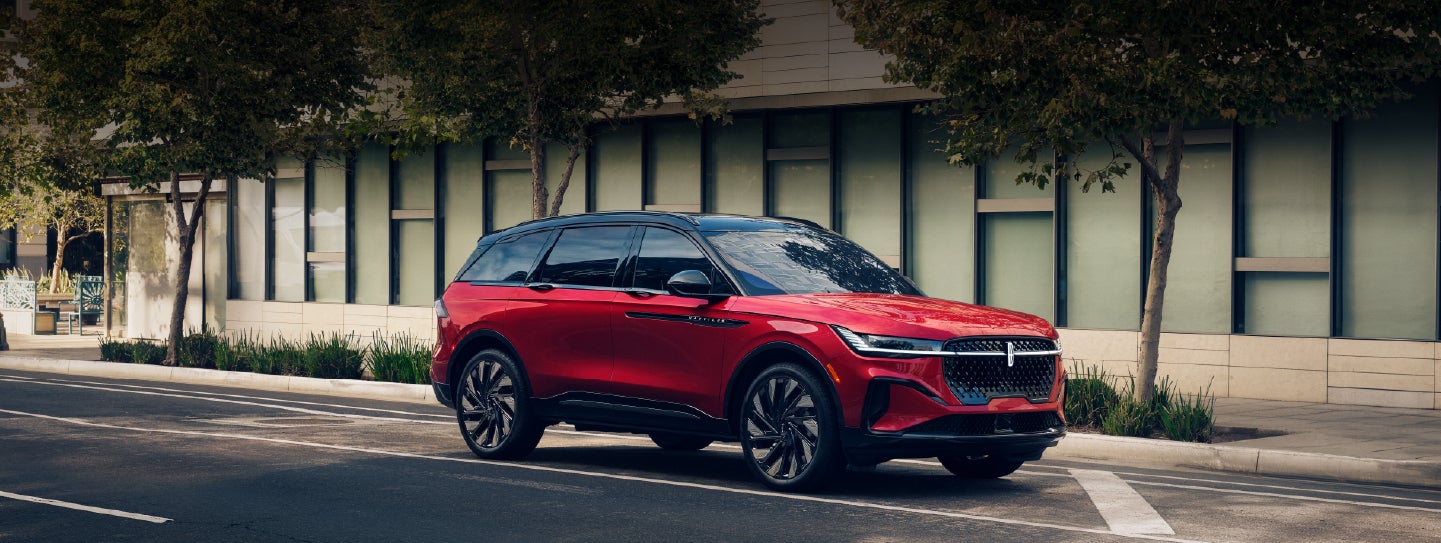 A 2025 Lincoln Nautilus® SUV with an available hybrid powertrain is parked in an urban setting. | Korum Lincoln in Puyallup WA