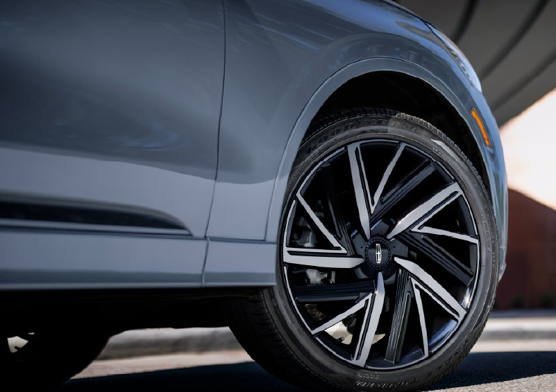 The wheel of the 2027 Lincoln Aviator® Black Label™ SUV is shown slightly angled out. | Korum Lincoln in Puyallup WA