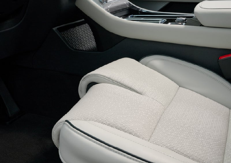 The front passenger Perfect Position seat is shown with the thigh extender adjusted.| Korum Lincoln in Puyallup WA